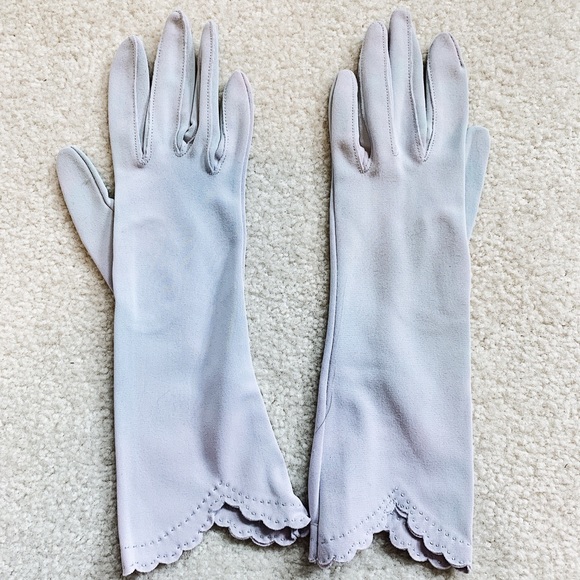 🛍CLOSET CLEAN-OUT - MAKE OFFERS🛍 Vintage Blue Scalloped Edge Grandoe Gloves - Picture 2 of 5